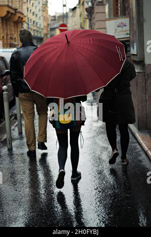 Grand parapluie rouge à Budapest, un jour de pluie, en Hongrie Banque D'Images