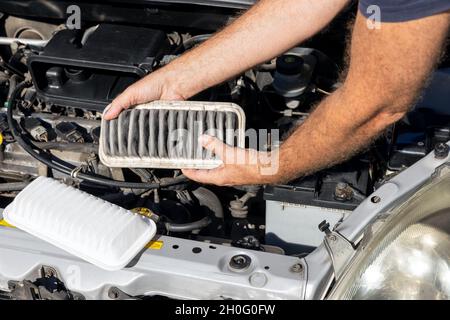 Remplacement du filtre à air de combustion interne sale d'une voiture Banque D'Images
