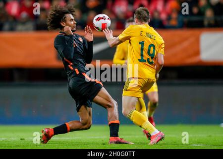 NIJMEGEN, PAYS-BAS - OCTOBRE 12 : Joshua Zirkzee des pays-Bas U21, Edward Jones du pays de Galles U21 lors du match de qualification de l'UEFA European Under-21 Championship entre les pays-Bas U21 et le pays de Galles U21 au Goffertstadion le 12 octobre 2021 à Nimègue, pays-Bas (photo de Peter Lous/Orange Pictures) Banque D'Images
