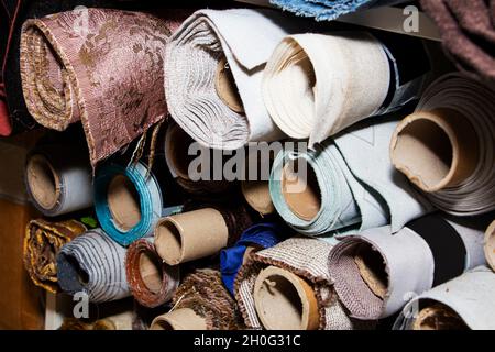 il y a différents rouleaux de tissu et de similicuir sur la tablette Banque D'Images