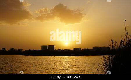 Coucher de soleil sur Irvine, Californie et marais San Joaquin Banque D'Images