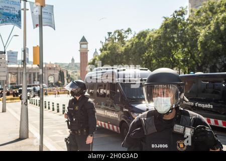 Barcelone, Espagne.12 octobre 2021.La police est en alerte pendant la manifestation.des groupes anti-fascistes ont convoqué une manifestation contre les événements du 12 octobre, jour hispanique à Barcelone.Les manifestants ont pris la direction de certains de ces actes, mais la police les a empêchés en toutes occasions.Crédit : SOPA Images Limited/Alamy Live News Banque D'Images