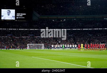 Les joueurs et les fans prennent part aux applaudissements d'une minute à la mémoire des anciens joueurs d'Angleterre Jimmy Greaves et Roger Hunt avant le match de qualification de la coupe du monde de la FIFA au stade Wembley, Londres.Date de la photo: Mardi 12 octobre 2021. Banque D'Images