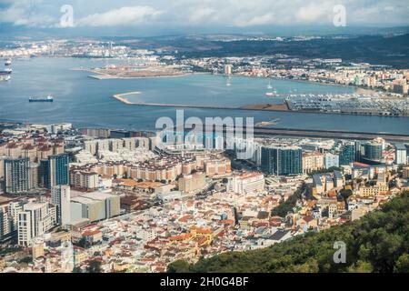 Vue panoramique sur une partie de la ville de Gibraltar, vue sur la piste de l'aéroport et la marina d'Alcaidesa jusqu'à la raffinerie Gibraltar-San Roque de CEPSA. Banque D'Images