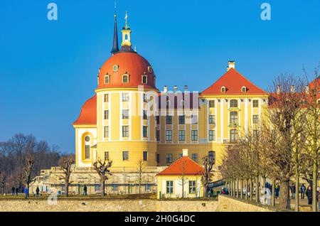 Moritzburg près de Dresde, Saxe, Allemagne: Vue extérieure du palais de Moritzburg en hiver avec l'étang du palais à moitié gelé, du Sud. Banque D'Images