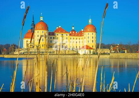 Moritzburg près de Dresde, Saxe, Allemagne: Vue extérieure du palais de Moritzburg en hiver avec l'étang du palais à moitié gelé, du Sud. Banque D'Images