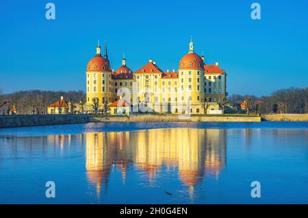 Moritzburg près de Dresde, Saxe, Allemagne: Vue extérieure du palais de Moritzburg en hiver avec l'étang du palais à moitié gelé, du Sud. Banque D'Images