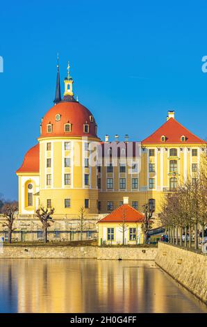 Moritzburg près de Dresde, Saxe, Allemagne: Vue extérieure du palais de Moritzburg en hiver avec l'étang du palais à moitié gelé, du Sud. Banque D'Images