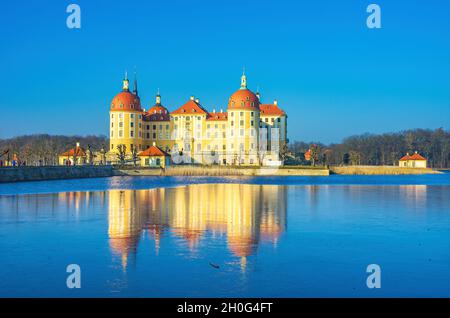 Moritzburg près de Dresde, Saxe, Allemagne: Vue extérieure du palais de Moritzburg en hiver avec l'étang du palais à moitié gelé, du Sud. Banque D'Images