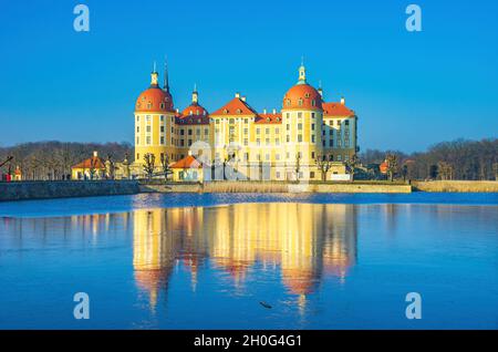 Moritzburg près de Dresde, Saxe, Allemagne: Vue extérieure du palais de Moritzburg en hiver avec l'étang du palais à moitié gelé, du Sud. Banque D'Images