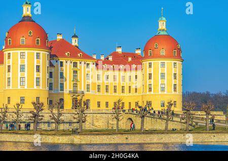 Moritzburg près de Dresde, Saxe, Allemagne: Vue extérieure du palais de Moritzburg en hiver avec l'étang du palais à moitié gelé, du Sud. Banque D'Images