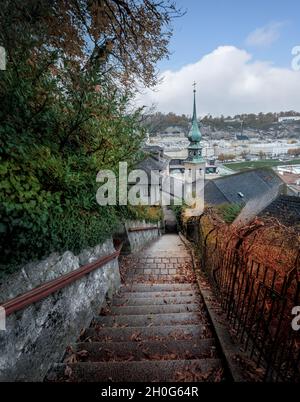 Imbergstiege Stairs et St Johns sur l'église d'Imberg pendant l'automne - Salzbourg, Autriche Banque D'Images