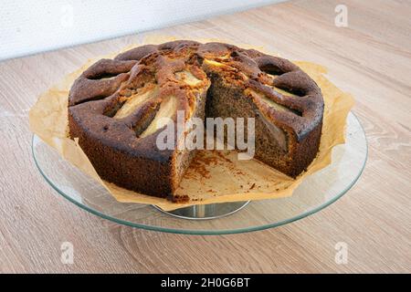 Gâteau fait maison à base de poires et de noix moulées Banque D'Images