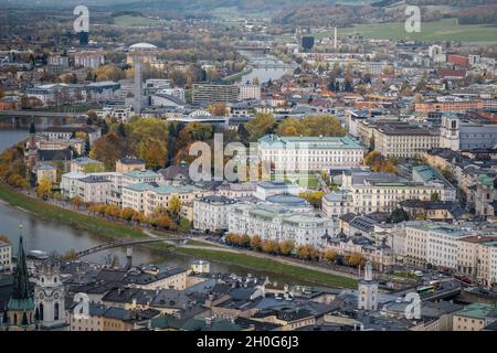 Vue aérienne de Salzbourg et du palais Mirabell - Salzbourg, Autriche Banque D'Images