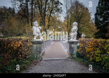 Pont au jardin de Dwarf (Zwergerlgarten) avec Pallone Player Dwarfs - statues du XVIIe siècle - Salzbourg, Autriche Banque D'Images