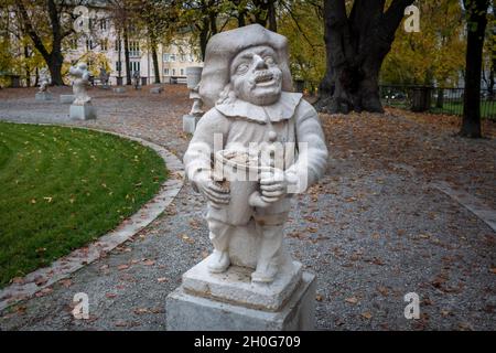 Jardin nain (Zwergerlgarten) - Dwarf avec pot représentant le mois de décembre - statue du XVIIe siècle - Salzbourg, Autriche Banque D'Images