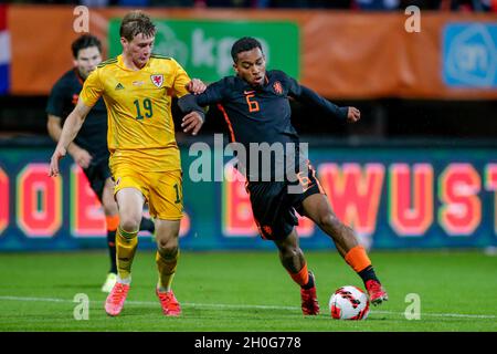 NIMÈGUE, PAYS-BAS - OCTOBRE 12 : Edward Jones du pays de Galles U21, Quintin Timber des pays-Bas U21 lors du match de qualification de l'UEFA European Under-21 Championship entre les pays-Bas U21 et le pays de Galles U21 au Goffertstadion le 12 octobre 2021 à Nimègue, pays-Bas (photo de Peter Lous/Orange Pictures) Banque D'Images