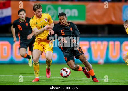 NIMÈGUE, PAYS-BAS - OCTOBRE 12 : Edward Jones du pays de Galles U21, Quintin Timber des pays-Bas U21 lors du match de qualification de l'UEFA European Under-21 Championship entre les pays-Bas U21 et le pays de Galles U21 au Goffertstadion le 12 octobre 2021 à Nimègue, pays-Bas (photo de Peter Lous/Orange Pictures) Banque D'Images