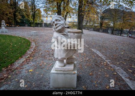 Jardin de nains (Zwergerlgarten) - Dwarf avec vase représentant le mois d'avril - statue du XVIIe siècle - Salzbourg, Autriche Banque D'Images