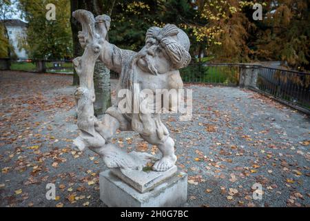 Jardin nain (Zwergerlgarten) - Dwarf turc avec turbant - statue du XVIIe siècle - Salzbourg, Autriche Banque D'Images