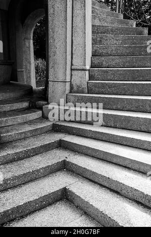 Plan vertical des escaliers d'un bâtiment en niveaux de gris Banque D'Images