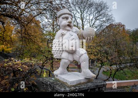 Jardin de nains (Zwergerlgarten) - Pallone Player Dwarf avec balle - statue du XVIIe siècle - Salzbourg, Autriche Banque D'Images