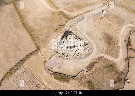 Vue d'en haut, vue aérienne stupéfiante de l'ancien Santu Antine Nuraghe.Santu Antine Nuraghe est l'un des plus grands Nuraghi de Sardaigne, en Italie. Banque D'Images