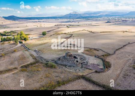 Vue d'en haut, vue aérienne stupéfiante de l'ancien Santu Antine Nuraghe.Santu Antine Nuraghe est l'un des plus grands Nuraghi de Sardaigne, en Italie. Banque D'Images