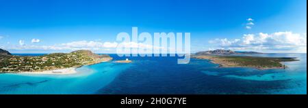 Vue d'en haut, prise de vue aérienne, vue panoramique imprenable sur la plage de la Pelosa et l'île d'Asinara baignée par une eau turquoise et cristalline. Banque D'Images