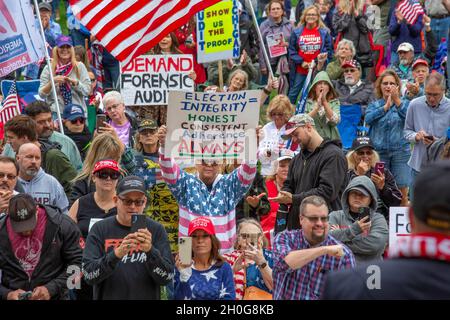 Lansing, Michigan, États-Unis.12 octobre 2021.Un rassemblement au Capitole de l'État du Michigan exige un « contrôle judiciaire » des résultats de l'élection présidentielle de 2020.L’ancien président Trump a accusé l’ancien président américain de ne pas avoir fait de fraude électorale la raison pour laquelle il a perdu les élections au Michigan par plus de 150,000 voix.Crédit : Jim West/Alay Live News Banque D'Images