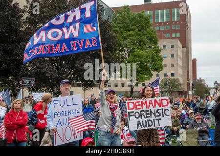 Lansing, Michigan, États-Unis.12 octobre 2021.Un rassemblement au Capitole de l'État du Michigan exige un « contrôle judiciaire » des résultats de l'élection présidentielle de 2020.L’ancien président Trump a accusé l’ancien président américain de ne pas avoir fait de fraude électorale la raison pour laquelle il a perdu les élections au Michigan par plus de 150,000 voix.Crédit : Jim West/Alay Live News Banque D'Images