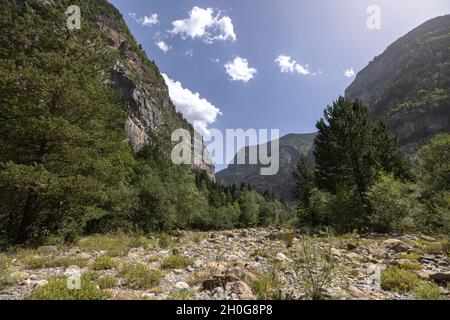 Nuages passant au-dessus des montagnes de monte pedido et lit de rivière sec Banque D'Images