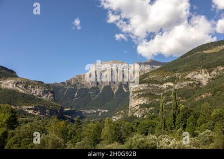 Nuages passant au-dessus des montagnes de monte pedido Banque D'Images