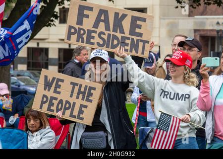 Lansing, Michigan, États-Unis.12 octobre 2021.Un rassemblement au Capitole de l'État du Michigan exige un « contrôle judiciaire » des résultats de l'élection présidentielle de 2020.L’ancien président Trump a accusé l’ancien président américain de ne pas avoir fait de fraude électorale la raison pour laquelle il a perdu les élections au Michigan par plus de 150,000 voix.Crédit : Jim West/Alay Live News Banque D'Images