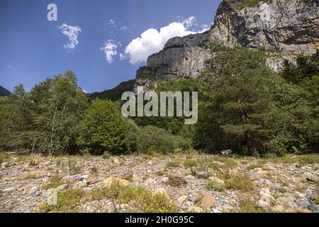 Nuages passant au-dessus des montagnes de monte pedido et lit de rivière sec Banque D'Images