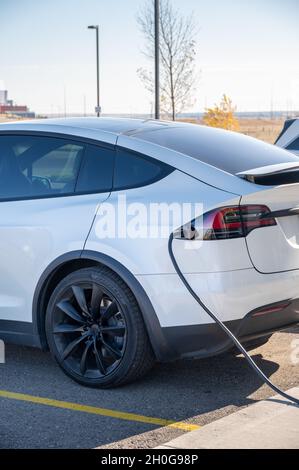 Medicine Hat (Alberta) - le 8 octobre 2019 : la voiture électrique Tesla modèle X est chargée à la station de charing de l'hôtel. Banque D'Images