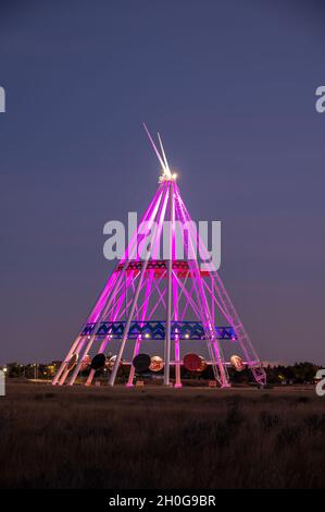 Medicine Hat (Alberta) - le 11 octobre 2021 : le point de repère le plus visible de Medicine Hat est le Saamis Tepee construit à l'origine pour l'hiver 1988 à Calgary Banque D'Images