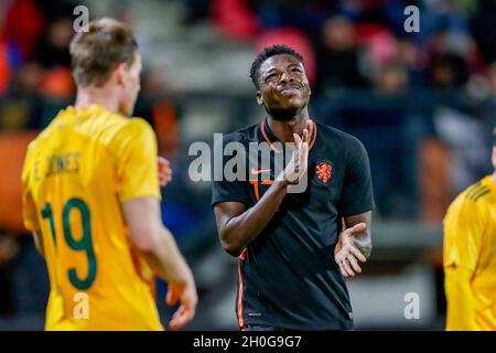 NIMÈGUE, PAYS-BAS - OCTOBRE 12 : Edward Jones du pays de Galles U21, Anthony Musaba des pays-Bas U21 lors du match de qualification de l'UEFA European Under-21 Championship entre les pays-Bas U21 et le pays de Galles U21 au Goffertstadion le 12 octobre 2021 à Nimègue, pays-Bas (photo de Peter Lous/Orange Pictures) Banque D'Images