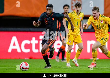 NIJMEGEN, PAYS-BAS - OCTOBRE 12 : Anthony Musaba des pays-Bas U21, Owen Beck du pays de Galles U21, Edward Jones du pays de Galles U21 lors du match de qualification de championnat européen des moins de 21 ans de l'UEFA entre les pays-Bas U21 et le pays de Galles U21 au Goffertstadion le 12 octobre 2021 à Nimègue, pays-Bas (photo de Peter Lous/Orange Pictures) Banque D'Images
