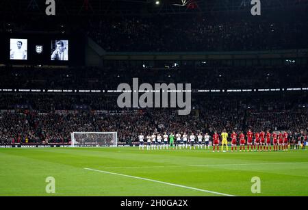 Les joueurs et les fans prennent part aux applaudissements d'une minute à la mémoire des anciens joueurs d'Angleterre Jimmy Greaves et Roger Hunt avant le match de qualification de la coupe du monde de la FIFA au stade Wembley, Londres.Date de la photo: Mardi 12 octobre 2021. Banque D'Images