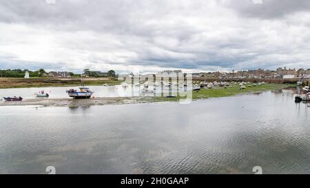 Barfleur en Normandie, le port, avec des maisons traditionnelles en arrière-plan Banque D'Images