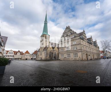 Eglise du marché St Nicolai et Hochzeitshaus - Hamelin, Basse-Saxe, Allemagne Banque D'Images