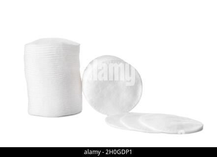 Piles de tampons de coton propres sur fond blanc Banque D'Images