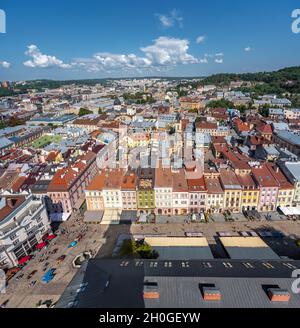 Vue aérienne des bâtiments colorés de Lviv et de la place Rynok - Lviv, Ukraine Banque D'Images