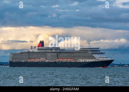 paquebot de croisière cunard ou navire de croisière à passagers queen elizabeth quittant le port de southampton dans le solent, royaume-uni Banque D'Images