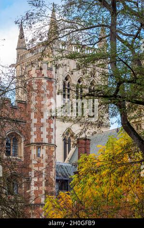 eglise dans le centre ville de cambridge pendant l'automne. université ville de cambridge bâtiment religieux. architecture historique ville de cambridge.