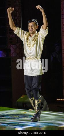 Faites des danseurs qui exécutent des danses traditionnelles pour les délégués de la conférence internationale lors d'un dîner de gala, Tachkent, Ouzbékistan Banque D'Images