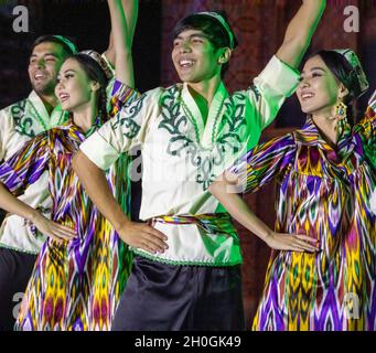 Des danseurs dansant des danses traditionnelles pour les délégués de la conférence internationale lors d'un dîner de gala, Tachkent, Ouzbékistan Banque D'Images