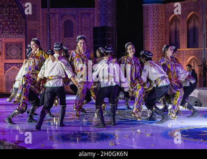 Des danseurs dansant des danses traditionnelles pour les délégués de la conférence internationale lors d'un dîner de gala, Tachkent, Ouzbékistan Banque D'Images