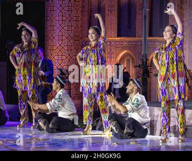 Des danseurs dansant des danses traditionnelles pour les délégués de la conférence internationale lors d'un dîner de gala, Tachkent, Ouzbékistan Banque D'Images